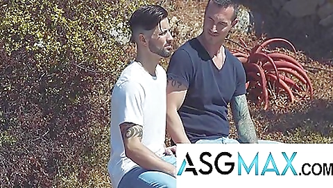 Married sharpaz at her pussy with a dildo