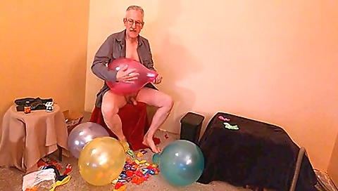 Sexy chick gets a mouthful of cum